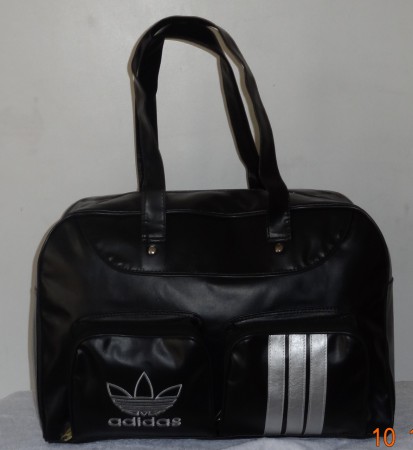 Art 205. Cartera para dama en cuero ecológico con logo bordado